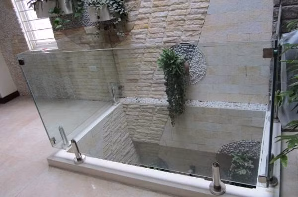 Hệ thống lan can giếng trời thấp, khe hở rộng có thể khiến trẻ nhỏ trèo qua, mất an toàn. Ảnh: Yeutre.