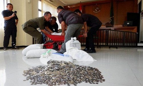 Mang 890 kg tien xu den toa tra cho vo cu