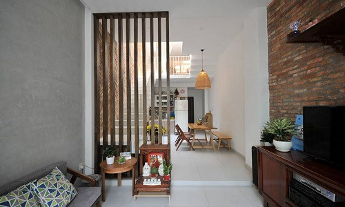 Phòng khách, bếp và bàn ăn bố trí ở tầng 1 với thiết kế không gian mở.