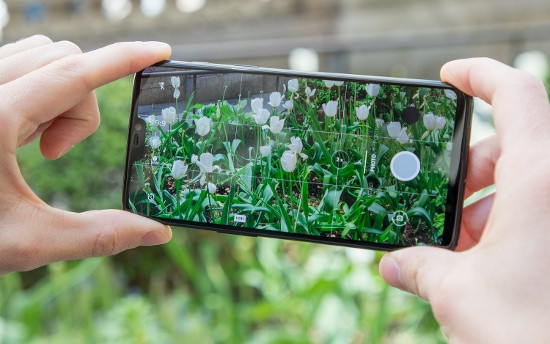 OnePlus 6 sở hữu màn hình lớn kích thước 6.3 inch sử dụng công nghệ AMOLED, được thiết kế kiểu tai thỏ viền rất mỏng với tỷ lệ 19:9 và độ phân giải 2280x1080 pixel. Tất nhiên máy cũng sẽ có tùy chọn để ẩn hoàn toàn tai thỏ để không làm ảnh hưởng đến trải nghiệm khi chơi game hoặc xem phim khi cần.