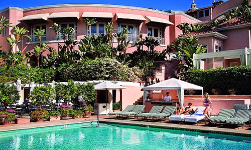 Xây dựng từ năm 1912, Beverly Hills là điểm dừng chân thường xuyên của các ngôi sao nổi tiếng như nữ minh tinh Marilyn Monroe, diễn viên John Wayne, Richard Burton hay Elizabeth Taylor.