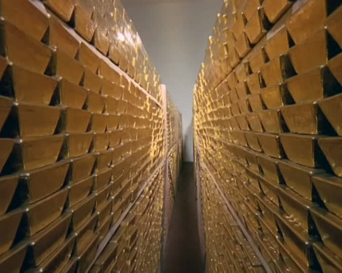 Số vàng nằm trong hầm này thuộc sở hữu của 36 Chính phủ, Ngân hàng trung ương và các tổ chức quốc tế. Một phần rất nhỏ trong số này thuộc về Mỹ. Ảnh: Casino.