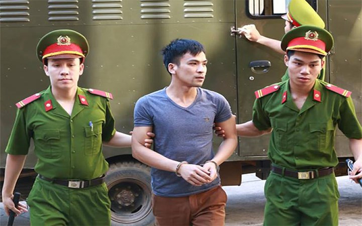 Bùi Mạnh Quốc không quên gửi lời xin lỗi đến gia đình các nạn nhân: “Bị cáo biết được lỗi của mình. Bị cáo mong Tòa xem xét các tình tiết khách quan dẫn đến lỗi của bị cáo cũng như các tình tiết giảm nhẹ, cho bị cáo mức án nhẹ để về chăm lo cho con cái”.