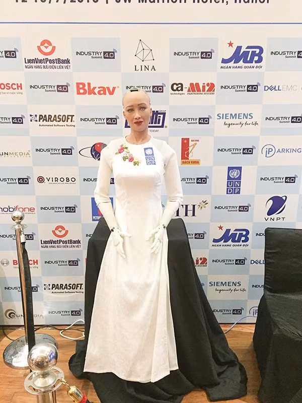 Chiếc áo dài trắng, họa tiết thêu làm tăng thêm vẻ đẹp duyên dáng của nữ robot công dân. Ảnh: Vietnamnet.