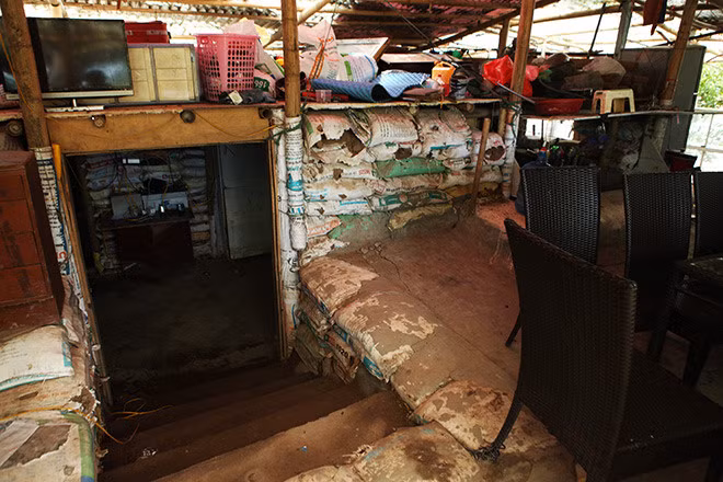 Không chỉ tường, các vách ngăn cũng được xây bằng bao tải cát. Ảnh: Dân Việt.