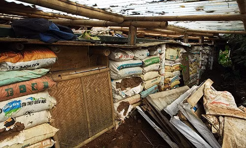 Những ngôi nhà xây bằng chất liệu kỳ quặc cũng từng xuất hiện không ít tại Việt Nam. Trong đó phải kể đến ngôi nhà kỳ lạ được xây bởi hàng nghìn bao tải đất, cát ở bãi giữa sông Hồng (Hà Nội). Ảnh: Dân Việt.