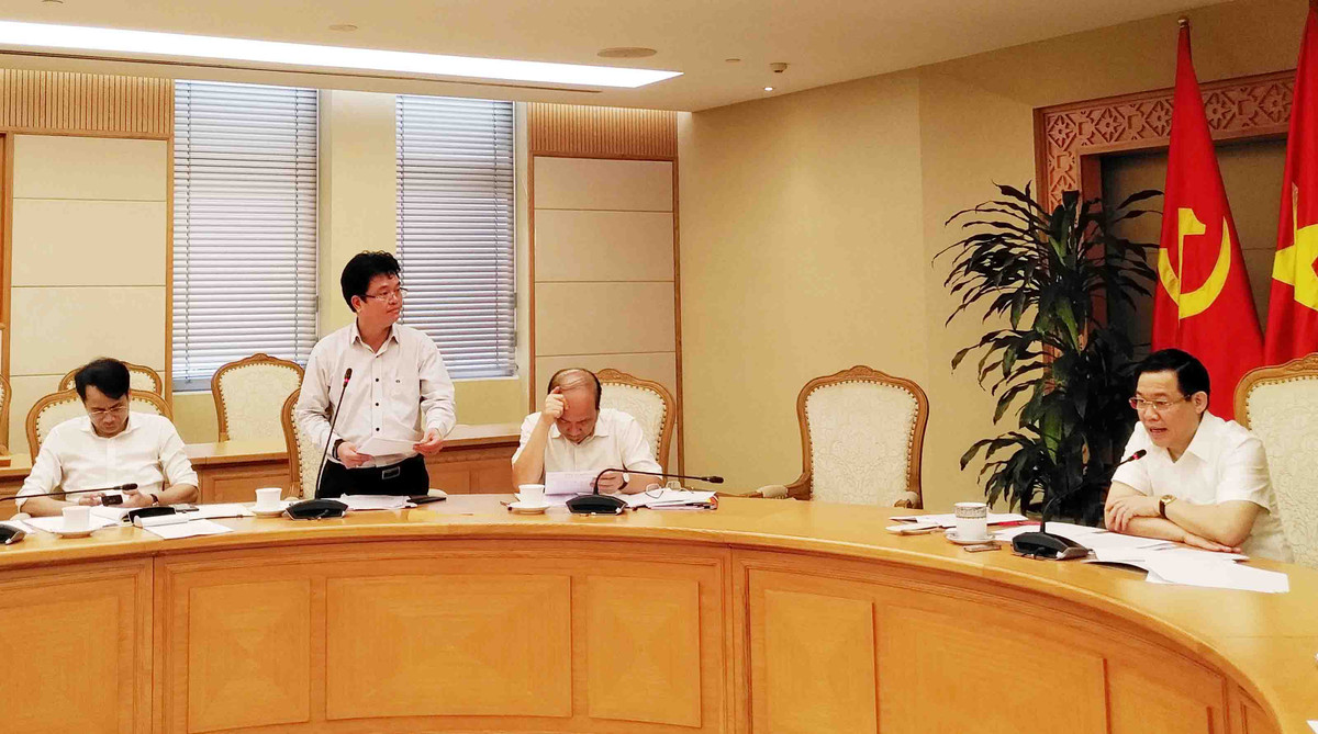 Thứ trưởng Bộ Y tế Phạm Lê Tuấn giải trình với Phó Thủ tướng Vương Đình Huệ. Ảnh: Thành Chung