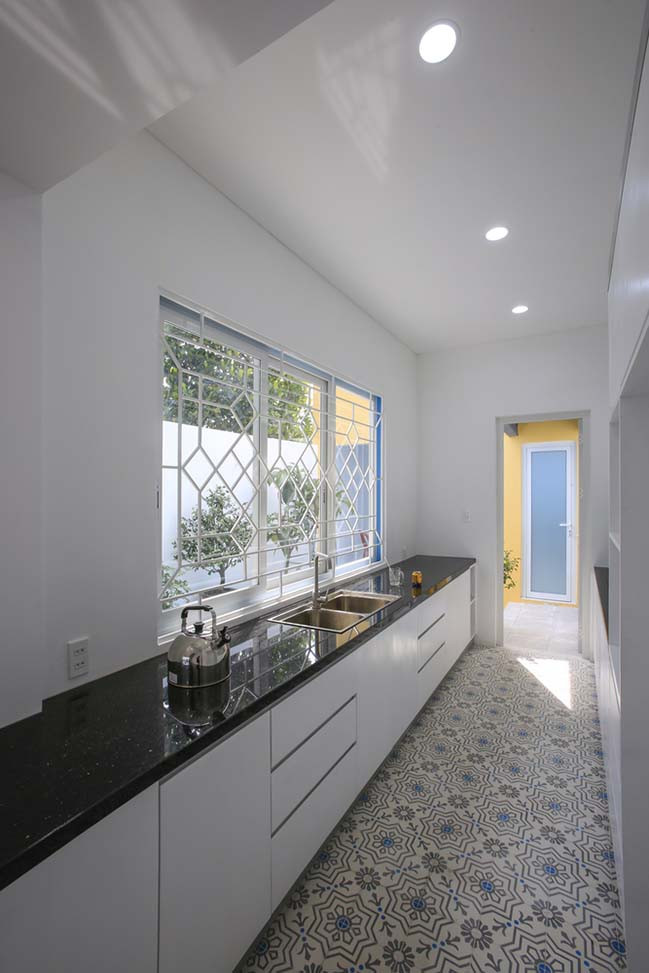 Nhà bếp ngập ánh sáng với cửa sổ lớn.