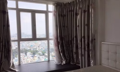 Căn hộ của Phan Như Thảo rộng 90m² có màu trắng là chủ đạo và không có nhiều đồ đạc do đã chuyển đi, cho thuê một thời gian.