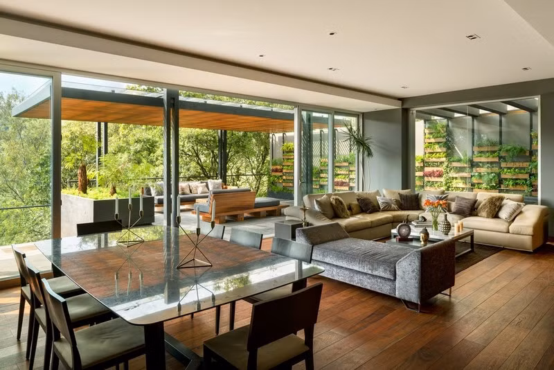 Phòng khách sử dụng toàn cửa kính trong suốt nhìn ra bên ngoài.