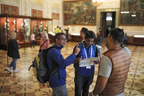 Dịch vụ hướng dẫn tham quan và thông dịch cá nhân cũng hốt bạc với giá từ 1.000 rúp trở lên (gần 400.000 đồng). Ảnh: Russia Beyond.