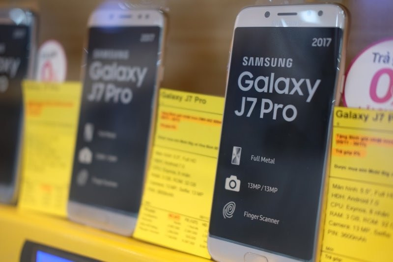 Samsung Galaxy J7 Pro trên kệ hàng - Ảnh: H.Đ