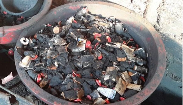 Chủ cơ sở khai đã mua cà phê thải loại, phế phẩm vỏ cà phê, cà phê vụn. Sau đó mua cục pin về đập lấy lõi, hòa với nước để nhuộm cà phê. Ảnh: Vietnamnet.