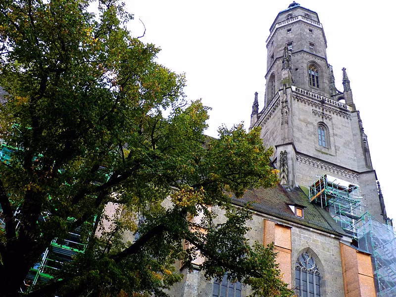 Đáng chú ý, nhà thờ St. Georgs của thị trấn này được xây từ đá suevit chứa hàng ngàn carat kim cương. Ảnh: Printest.