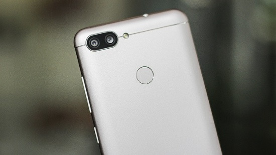 Asus ZenFone Max Plus M1 (ZB570TL) được trang bị con chip giá rẻ Mediatek MT6750V, RAM 3GB, bộ nhớ trong 32GB, hỗ trợ khe cắm thẻ nhớ mở rộng microSD dung lượng tối đa 256GB.