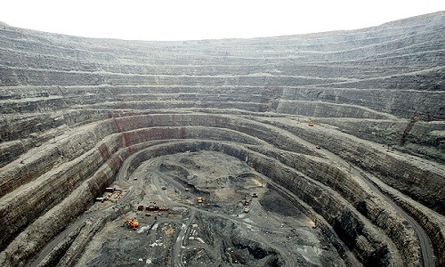 Năm 2004, mỏ Venetia có khoảng 955 công nhân và khai thái được 7.187.300 carats (tương đương 1,4 tấn kim cương) từ 5,8 triệu tấn quặng. Ảnh: Mining Technology.