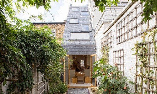 Nằm tại phía nam London, ngôi nhà siêu mỏng rộng chỉ 2,3 mét nhưng vẫn tràn ngập ánh sáng dù bị kẹt giữa công trình bên cạnh.