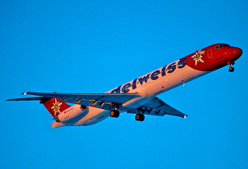 Chiếc máy bay khai thác đầu tiên của Edelweiss là McDonnell Douglas MD-83. Ảnh: ebay.