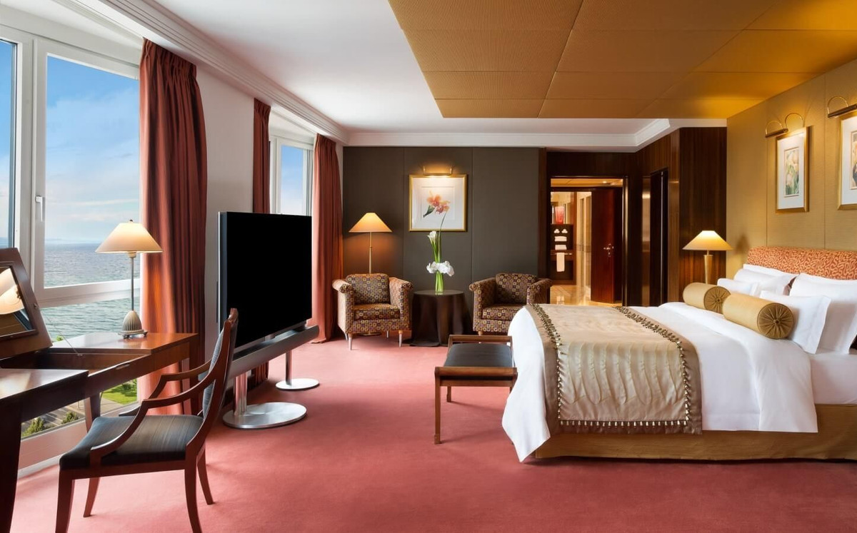 Căn phòng tràn ngập ánh sáng tự nhiên, sở hữu tầm nhìn tuyệt đẹp ra hồ Geneva và núi Mont Blanc. Ảnh: Hôtel Président Wilson.