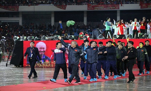 1 tuần trở về từ Trung Quốc, các cầu thủ U23 Việt Nam vẫn được chào đón nồng nhiệt khắp nơi