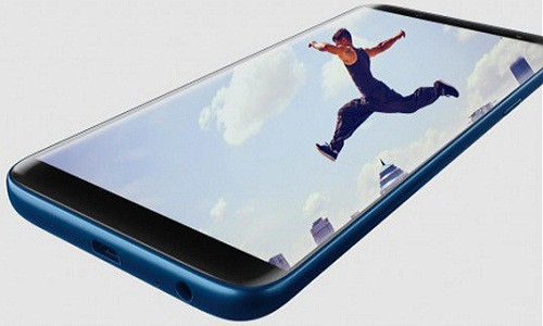 Galayx J8 cũng có màn hình vô cực cỡ 6 inch rộng rãi.