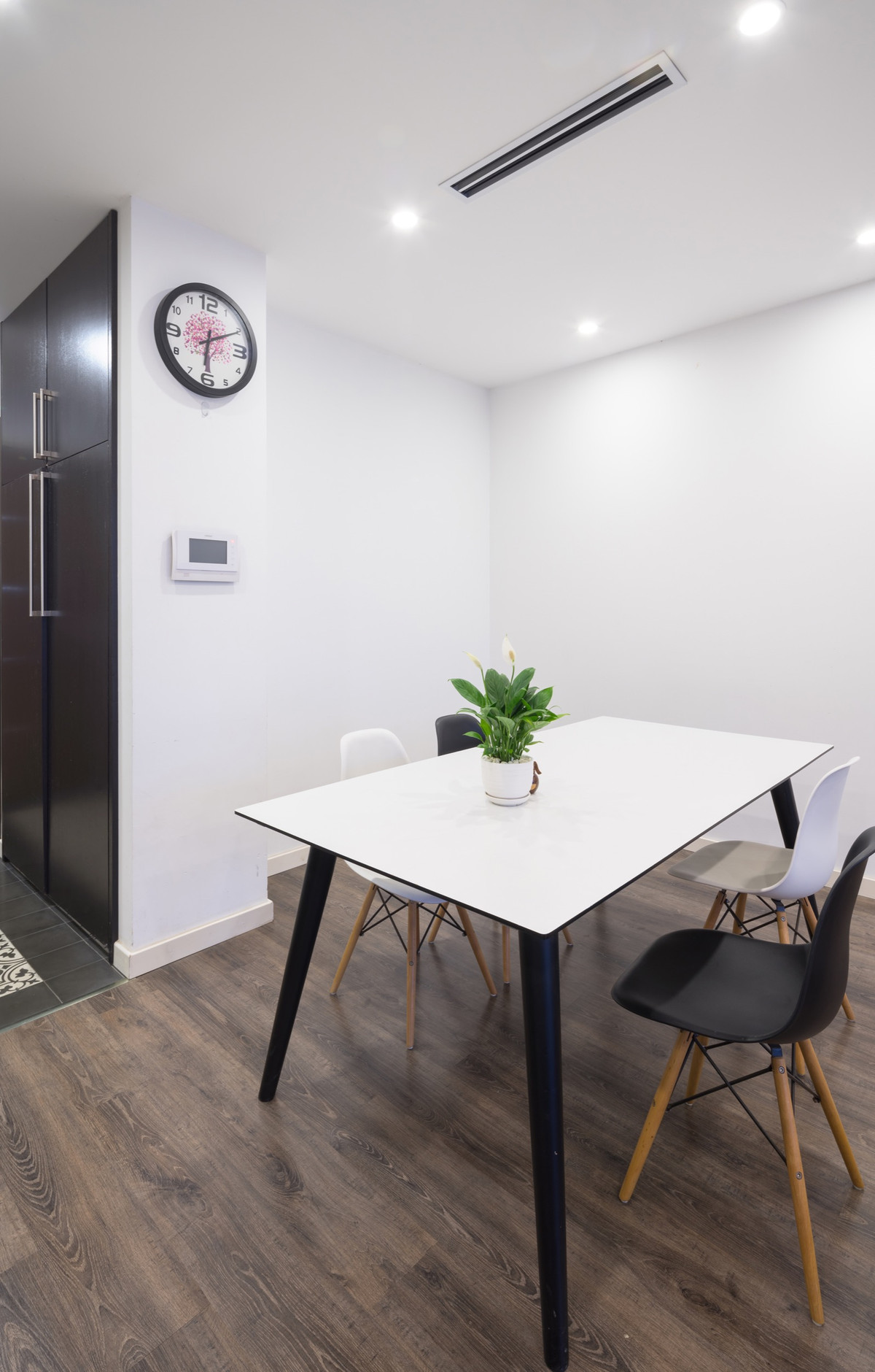 Sẫm và trắng là hai gam màu chủ đạo trong thiết kế căn hộ.