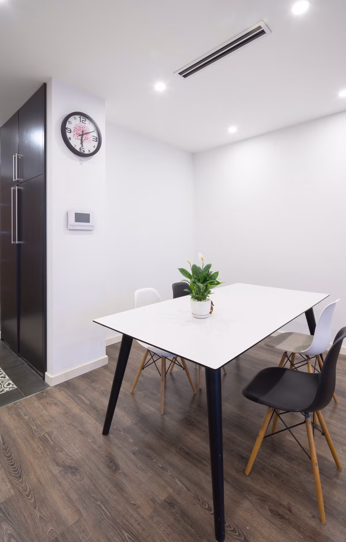 Sẫm và trắng là hai gam màu chủ đạo trong thiết kế căn hộ.