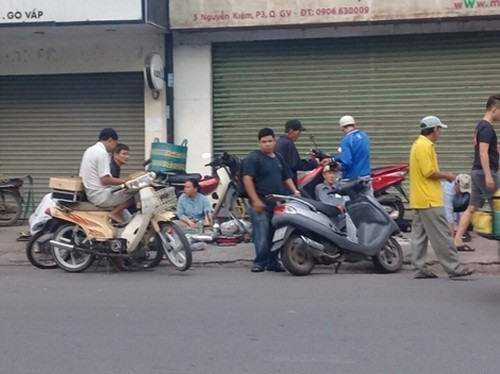 Mới sáng sớm nhưng việc trao đổi mua bán diễn ra nhộn nhịp.