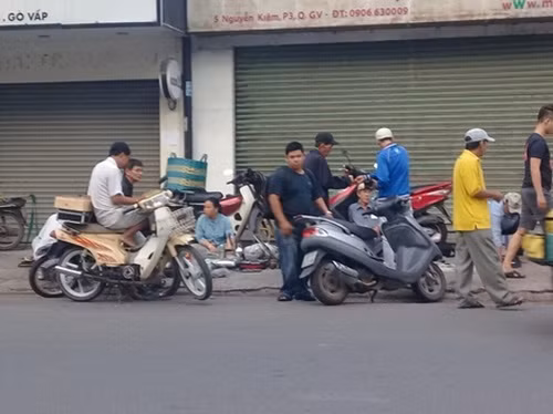 Mới sáng sớm nhưng việc trao đổi mua bán diễn ra nhộn nhịp.