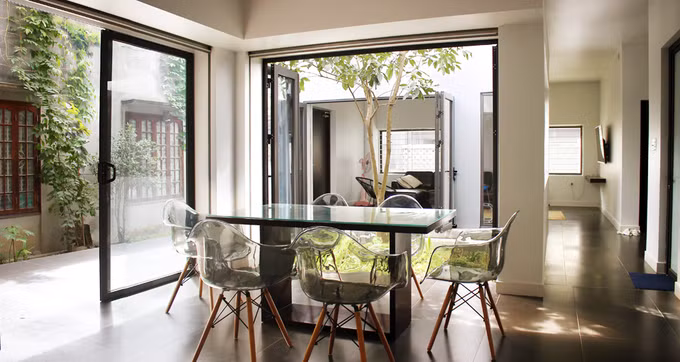 Chẳng ai ngờ bên trong ngôi nhà 2 tầng kín như bưng lại ngập tràn cây xanh và ánh sáng.