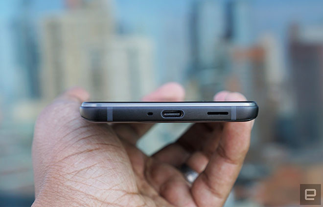 Mặt phía dưới của HTC U12+.
