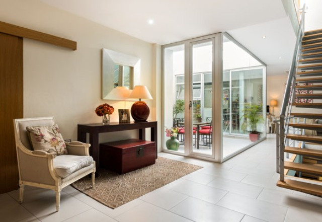 Điểm độc đáo trong thiết kế nhà là toàn bộ kiến trúc xây xung quanh một giếng trời rộng tới 25 m2.