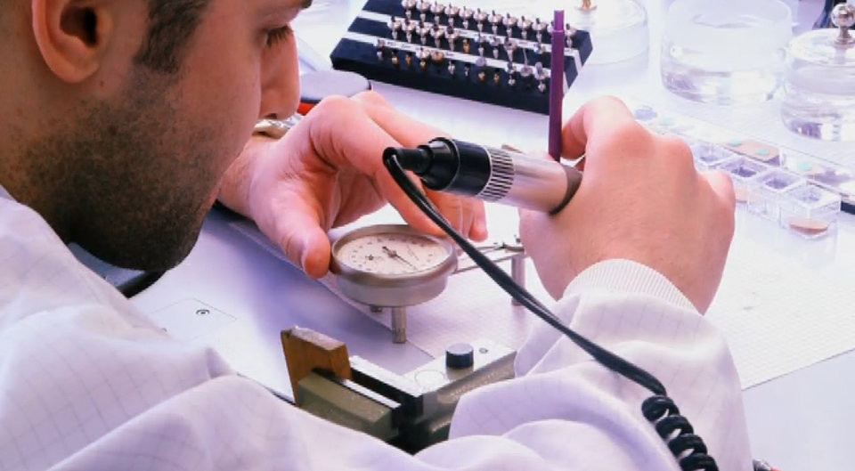 Sau khi lắp ráp, sản phẩm còn phải trải qua công đoạn kiểm định tính chính xác, để đảm bảo chúng hoạt động trơn tru.