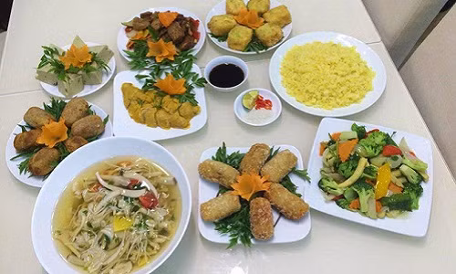 Việc lựa chọn ăn chay trong mùa lễ vu lan đang dần trở nên phổ biến với người Việt. Do đó, đồ ăn chay càng đắt hàng. Ảnh: Bepchay.