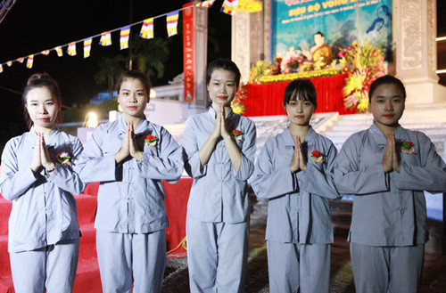 Không chỉ người lớn tuổi mà ngay cả các bạn trẻ cũng mua quần áo phật tử để mặc đi chùa, nhằm thể hiện sự tôn kính khi bước đến cửa phật. Ảnh: Giaoducthoidai.