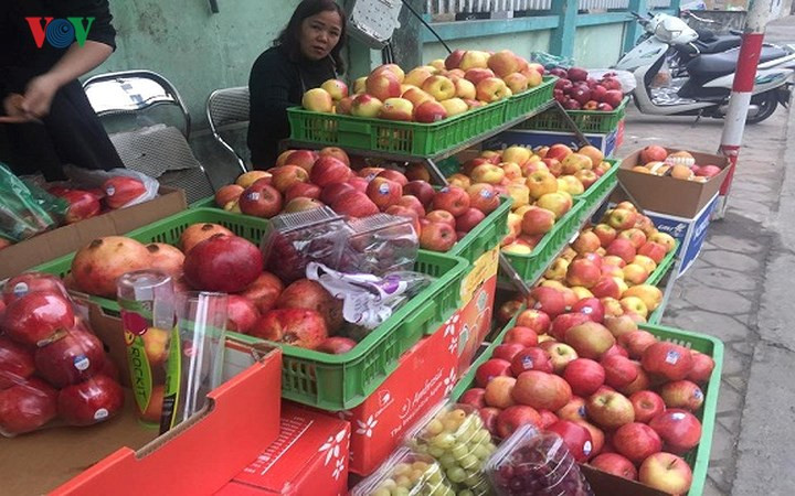 Cùng với đồ chay, hoa quả tươi cũng là mặt hàng "kiếm bộn tiền" trong ngày rằm tháng 7. Ảnh: VOV.