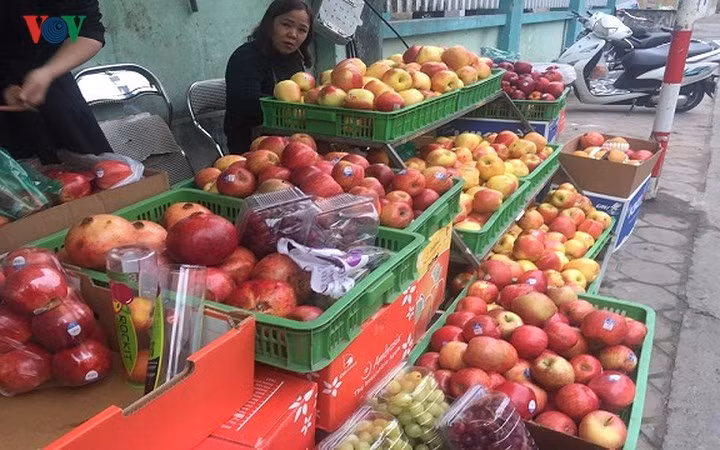 Cùng với đồ chay, hoa quả tươi cũng là mặt hàng "kiếm bộn tiền" trong ngày rằm tháng 7. Ảnh: VOV.