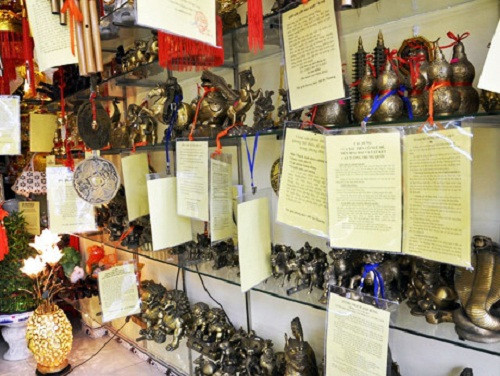 Các món đồ phong thủy như đá thạch anh, tỳ hưu, tượng phật quan âm, vòng tay dâu tằm, vòng đá phong thủy...được nhiều khách hàng tìm mua với mong muốn đem lại may mắn, tránh xui xẻo trong tháng cô hồn. Ảnh: Phunutphcm.