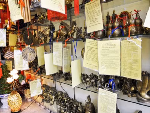 Các món đồ phong thủy như đá thạch anh, tỳ hưu, tượng phật quan âm, vòng tay dâu tằm, vòng đá phong thủy...được nhiều khách hàng tìm mua với mong muốn đem lại may mắn, tránh xui xẻo trong tháng cô hồn. Ảnh: Phunutphcm.