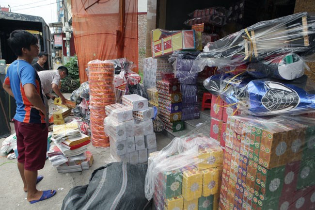 Theo quan niệm truyền thống, tháng 7 âm lịch cũng là mùa vu lan báo hiếu nên mọi nhà đều có nhu cầu mua vàng mã đốt cho ông bà tổ tiên, cúng cô hồn hoặc mua vàng mã đi chùa. Ảnh: Baogiaothong.