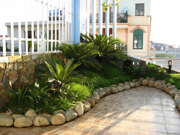  Trưng bày quá nhiều đá: Xu hướng sử dụng đá trong thiết kế sân vườn đang được ưa chuộng. Dù vậy, không vì thế mà bày quá nhiều. Sử dụng quá nhiều đá sẽ vô tình làm mất tính thẩm mĩ toàn bộ ngôi nhà. Ảnh: Saigonhoa.