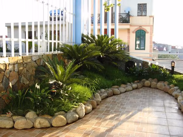  Trưng bày quá nhiều đá: Xu hướng sử dụng đá trong thiết kế sân vườn đang được ưa chuộng. Dù vậy, không vì thế mà bày quá nhiều. Sử dụng quá nhiều đá sẽ vô tình làm mất tính thẩm mĩ toàn bộ ngôi nhà. Ảnh: Saigonhoa.