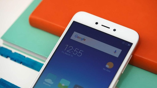 Xiaomi Redmi 5A gây ấn tượng với thiết kế tốt với vỏ nhựa nhưng hoàn thiện tốt, chắc chắn, liền mạch và không bị ọp ẹp khi cầm trên tay. Đặc biệt máy còn tích hợp cổng hồng ngoại để điều khiển các thiết bị điện tử trong nhà như quạt, điều hòa, TV ... đây là tính năng hiếm thấy trên điện thoại giá rẻ.
