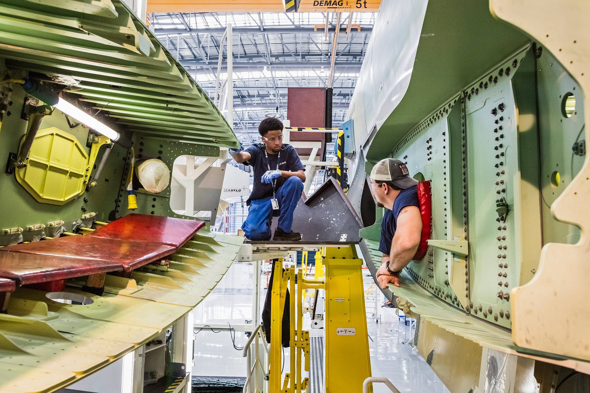 Phần cánh máy bay trong quá trình hoàn thiện.