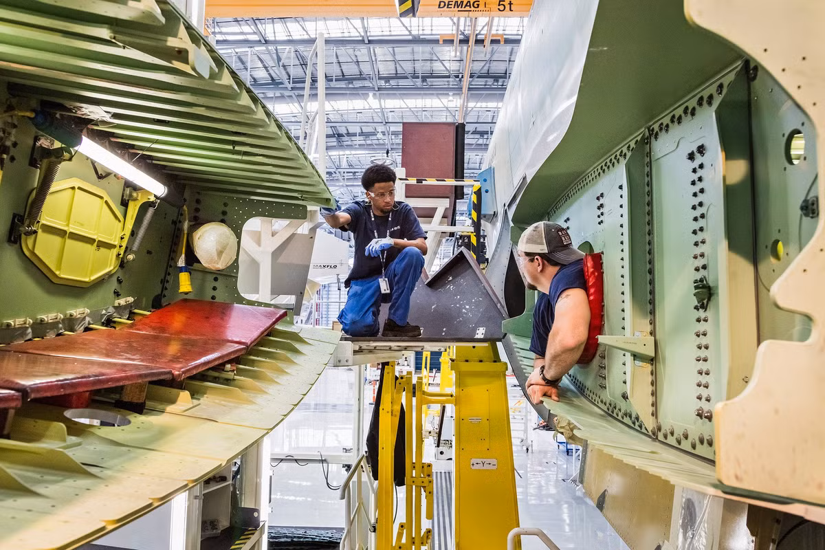 Phần cánh máy bay trong quá trình hoàn thiện.