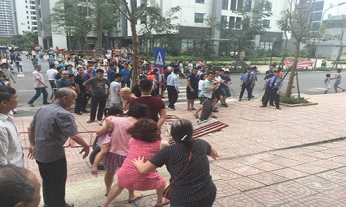 Theo ghi nhận, tiếp tục trưa ngày 14/4 rất đông người dân khu chung cư Goldmark City hô hào cùng nhau dựng hàng rào, xếp dàn xe chắn lối đi lại của cư dân bên Vinaconex 7. Công an và các lực lượng chức năng của phường cũng đã có mặt tại hiện trường, kịp thời ngăn chặn không để xả ra ẩu đả, quá khích.