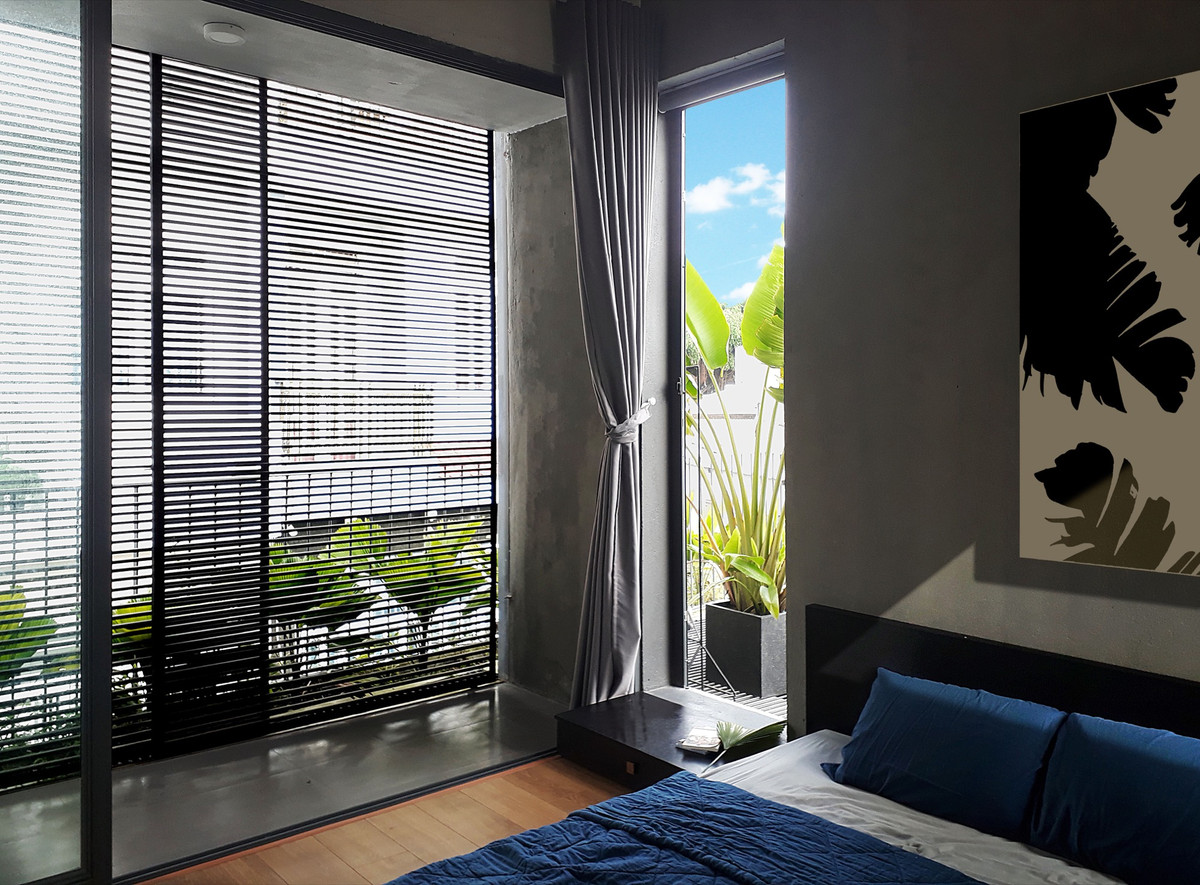 Tường kính lớn giúp căn phòng thông thoáng nhưng vẫn đảm bảo sự riêng tư, kín đáo nhờ rèm, mành.