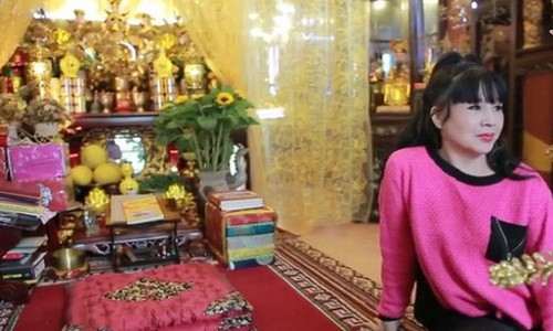 Quê ngoại NSND Lan Hương tại Bình Đà (Hà Nội). Năm 1966 Lan Hương ốm quay quắt, nên bà ngoại là một thanh đồng đã đưa chị vào nhà thờ Thạch Bích (Hà Nội) để cầu xin.