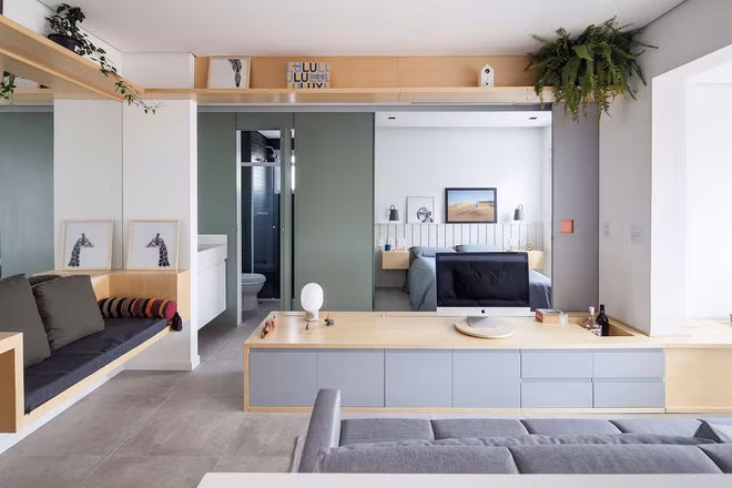 Cửa trượt màu xanh khi mở sẽ để lộ phòng ngủ và phòng tắm.