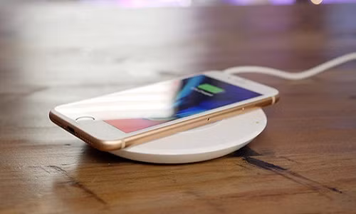 Việc sạc bằng dock không dây khiến pin nhanh chai. Ảnh: 9to5mac. Việc sạc bằng dock không dây khiến pin nhanh chai. Ảnh: 9to5mac.